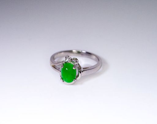 Серебряное кольцо с зелёным агатом и фианитами 37834 купить в магазине Самоцветы мира