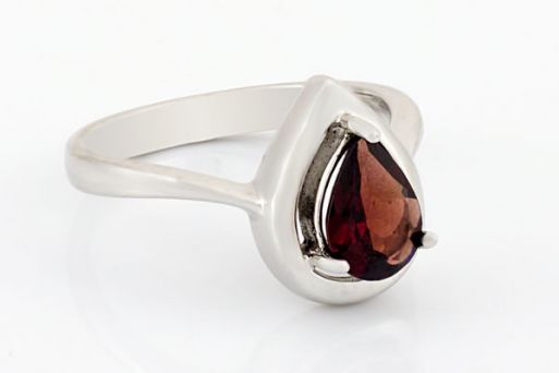 Серебряное кольцо с гранатом 38708 купить в магазине Самоцветы мира