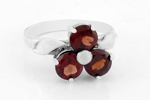 Серебряное кольцо с гранатом 38710 купить в магазине Самоцветы мира