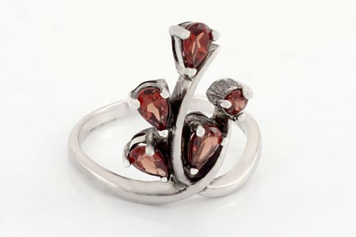 Серебряное кольцо с гранатом 38723 купить в магазине Самоцветы мира