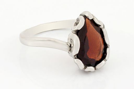 Серебряное кольцо с гранатом 38726 купить в магазине Самоцветы мира
