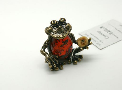 Бронзовую фигурку с янтарем лягушка 39230 купить в магазине Самоцветы мира