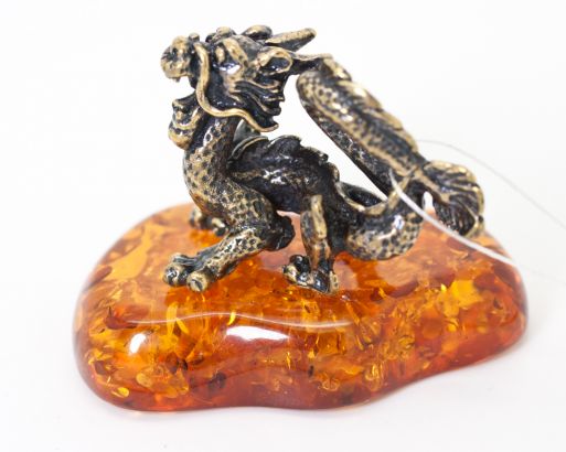 Бронзовую фигурку с янтарем дракон 39233 купить в магазине Самоцветы мира