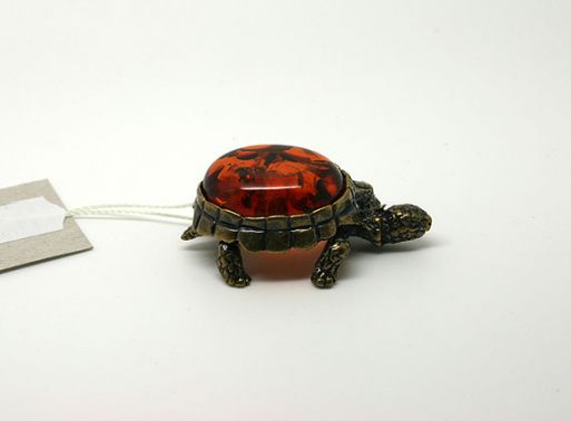 Бронзовую фигурку с янтарем черепаха 39245 купить в магазине Самоцветы мира