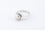 Кольцо из серебра с жемчугом белым шар 8 мм Капля 39725