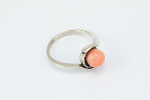 Серебряное кольцо с кораллом 39734 купить в магазине Самоцветы мира