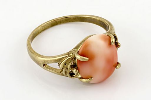 Позолоченное кольцо из сплава с кораллом 39849 купить в магазине Самоцветы мира