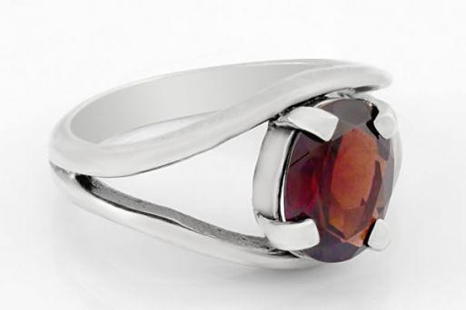 Серебряное кольцо с гранатом 40122 купить в магазине Самоцветы мира
