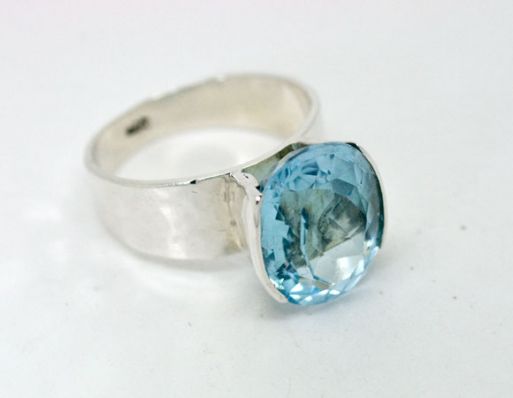 Серебряное кольцо с топазом 41366 купить в магазине Самоцветы мира