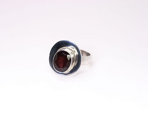 Серебряное кольцо с гранатом 41811 купить в магазине Самоцветы мира