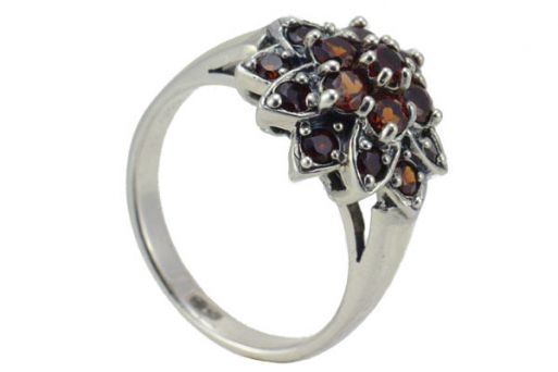 Серебряное кольцо с гранатом 41823 купить в магазине Самоцветы мира