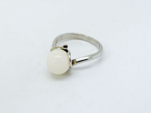 Серебряное кольцо с белым агатом 41867 купить в магазине Самоцветы мира