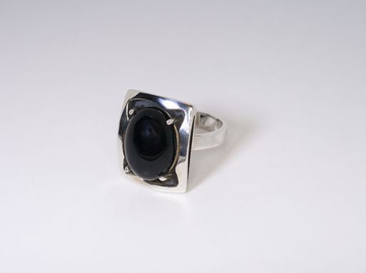 Серебряное кольцо с чёрным агатом 41915 купить в магазине Самоцветы мира