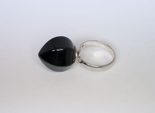 Серебряное кольцо с чёрным агатом 41918 купить в магазине Самоцветы мира