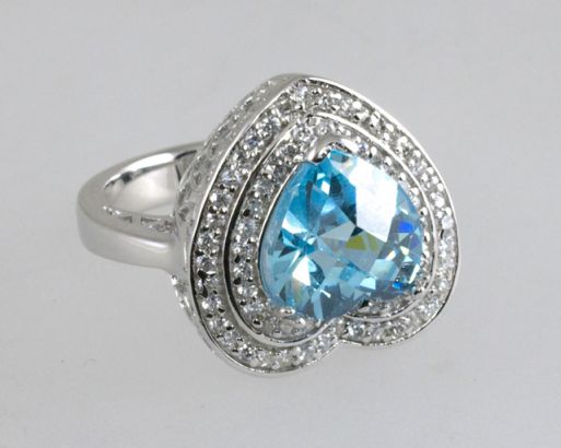 Кольцо из серебра с голубым кварцем и фианитами сердце 10х10 мм 41940 ― Самоцветы мира