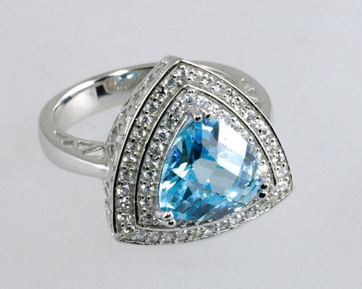 Серебряное кольцо с голубым кварцем подойдет тем особым, которые больше всего предпочитают подчеркнуть в себе романтическую стильность.
