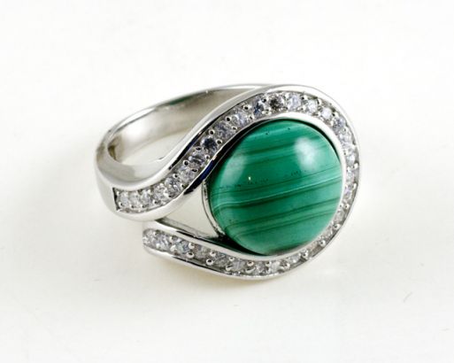 Серебряное кольцо с малахитом цвета густой зеленой травы.