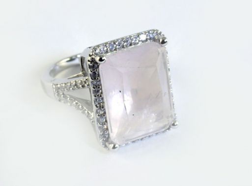 Серебряное кольцо с розовым кварцем.