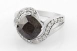 Кольцо из серебра с шпинелью чёрной и фианитами квадрат 8х8 мм 42472  