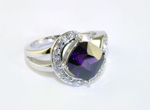 Серебряное кольцо с аметистом и фианитами 42474 купить в магазине Самоцветы мира