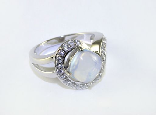 Серебряное кольцо с лунным камнем и фианитами 42484 купить в магазине Самоцветы мира