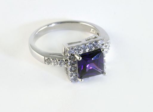 Серебряное кольцо с аметистом и фианитами 42526 купить в магазине Самоцветы мира