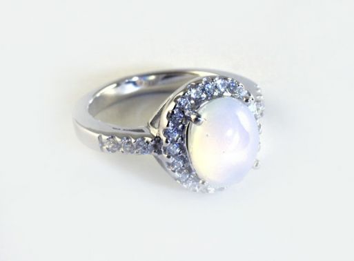 Серебряное кольцо с лунным камнем и фианитами 42550 купить в магазине Самоцветы мира