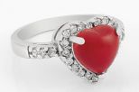 Кольцо из серебра с кораллом красным и фианитами сердце 10х10 мм 42592