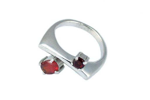 Серебряное кольцо с гранатом 42692 купить в магазине Самоцветы мира