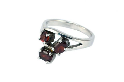 Серебряное кольцо с гранатом 42885 купить в магазине Самоцветы мира