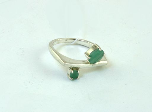 Серебряное кольцо с изумрудом 43435 купить в магазине Самоцветы мира