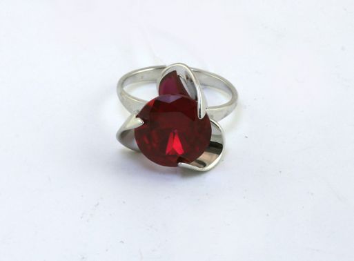 Серебряное кольцо с синтетическим рубином 43454 купить в магазине Самоцветы мира