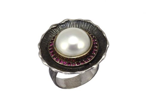 Кольцо из серебра 925 пробы с рубином и жемчугом.