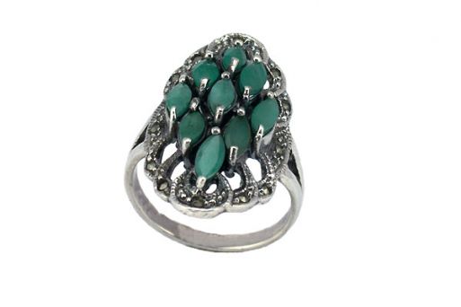Серебряное кольцо с изумрудом и марказитами 43501 купить в магазине Самоцветы мира