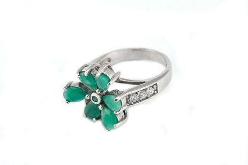 Серебряное кольцо с изумрудом и фианитами 43540 купить в магазине Самоцветы мира