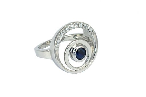 Серебряное кольцо с сапфиром и фианитами 43580 купить в магазине Самоцветы мира
