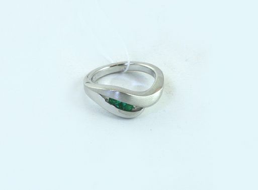 Серебряное кольцо с изумрудом 43661 купить в магазине Самоцветы мира
