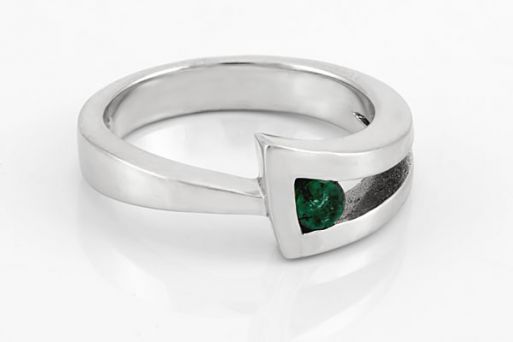 Серебряное кольцо с изумрудом 43674 купить в магазине Самоцветы мира