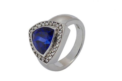 Серебряное кольцо с сапфиром синтетическим 43689 купить в магазине Самоцветы мира