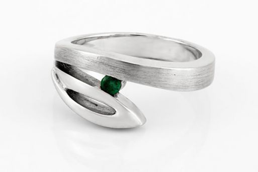 Серебряное кольцо с изумрудом и фианитами 43758 купить в магазине Самоцветы мира