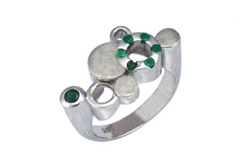 Серебряное кольцо с изумрудом 43781 купить в магазине Самоцветы мира