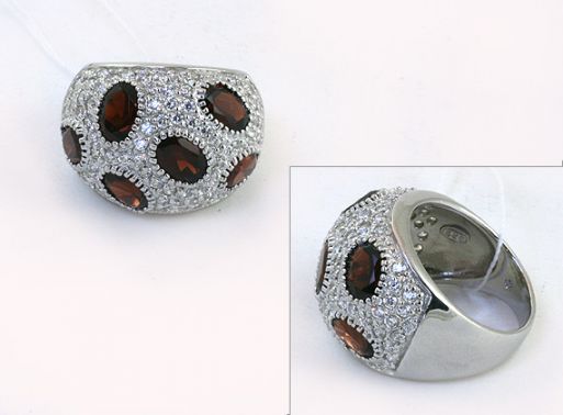 Серебряное кольцо с гранатом и фианитами 43796 купить в магазине Самоцветы мира