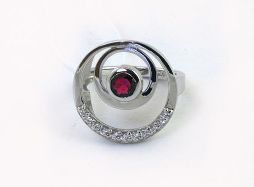 Серебряное кольцо с гранатом 43806 купить в магазине Самоцветы мира