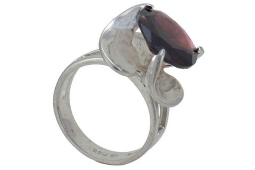 Серебряное кольцо с гранатом 43807 купить в магазине Самоцветы мира
