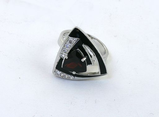 Серебряное кольцо с гранатом и фианитами 43810 купить в магазине Самоцветы мира