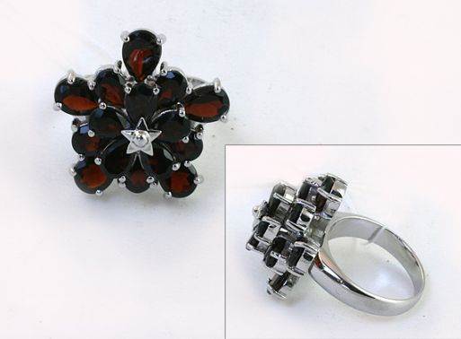 Серебряное кольцо с гранатом 43811 купить в магазине Самоцветы мира