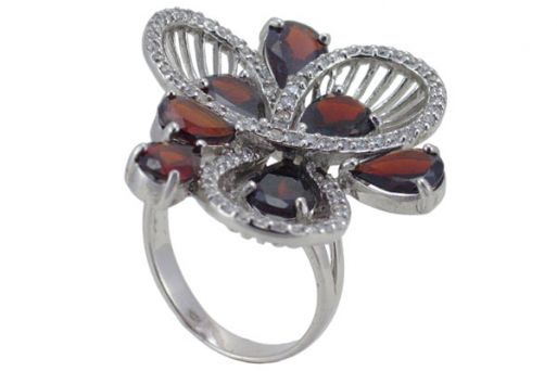 Серебряное кольцо с гранатом и фианитами 43816 купить в магазине Самоцветы мира