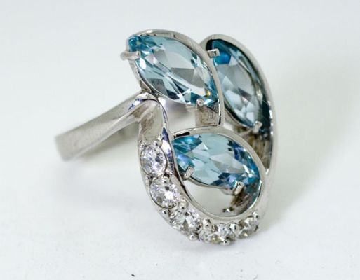 Серебряное кольцо с топазом и фианитами 43901 купить в магазине Самоцветы мира