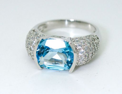 Серебряное кольцо с топазом и фианитами 43902 купить в магазине Самоцветы мира
