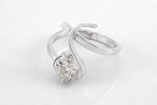 Серебряное кольцо с фианитом 44255 купить в магазине Самоцветы мира